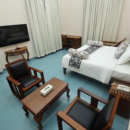 Le Colonial Suites Puducherry Buitenkant foto