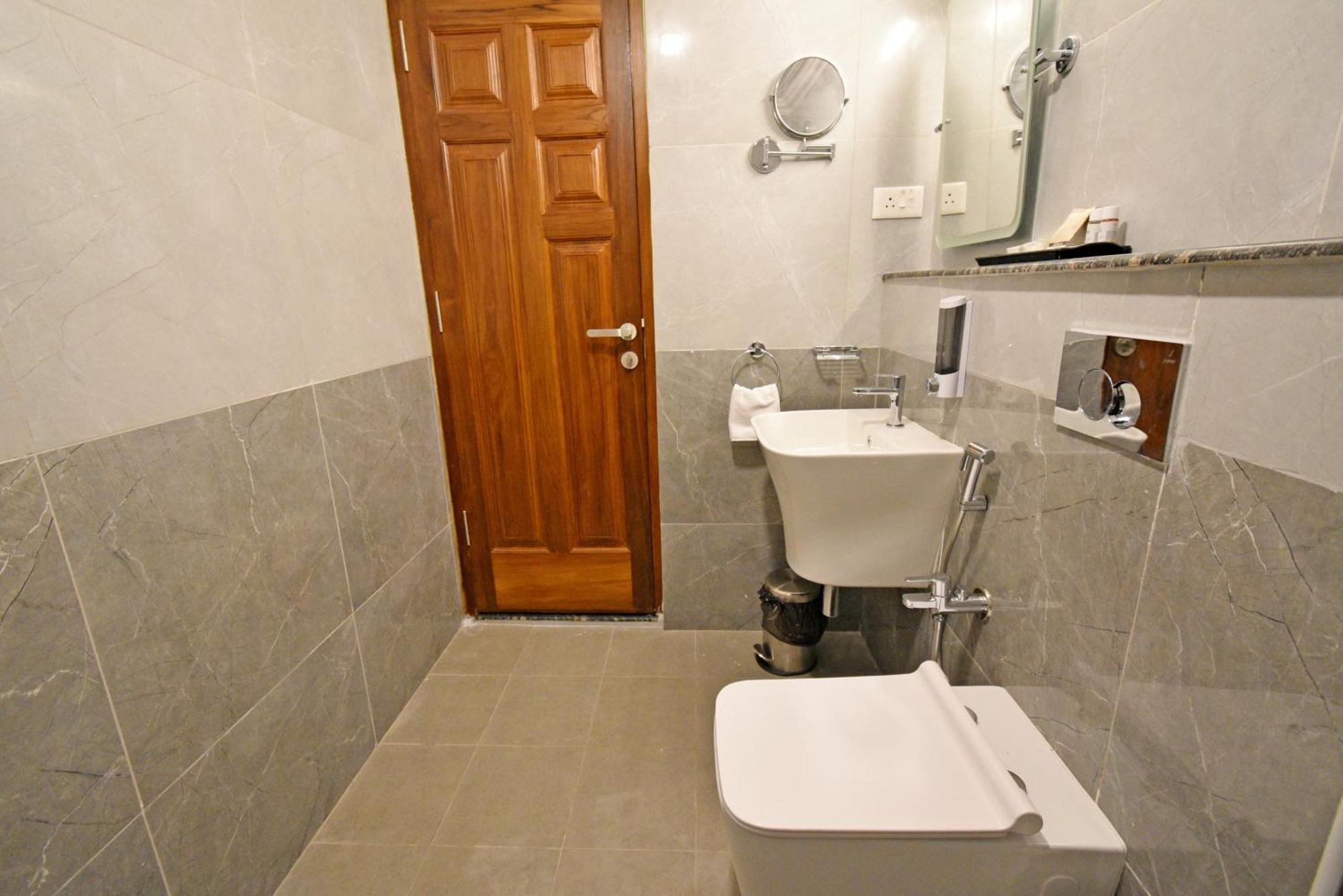 Le Colonial Suites Puducherry Buitenkant foto