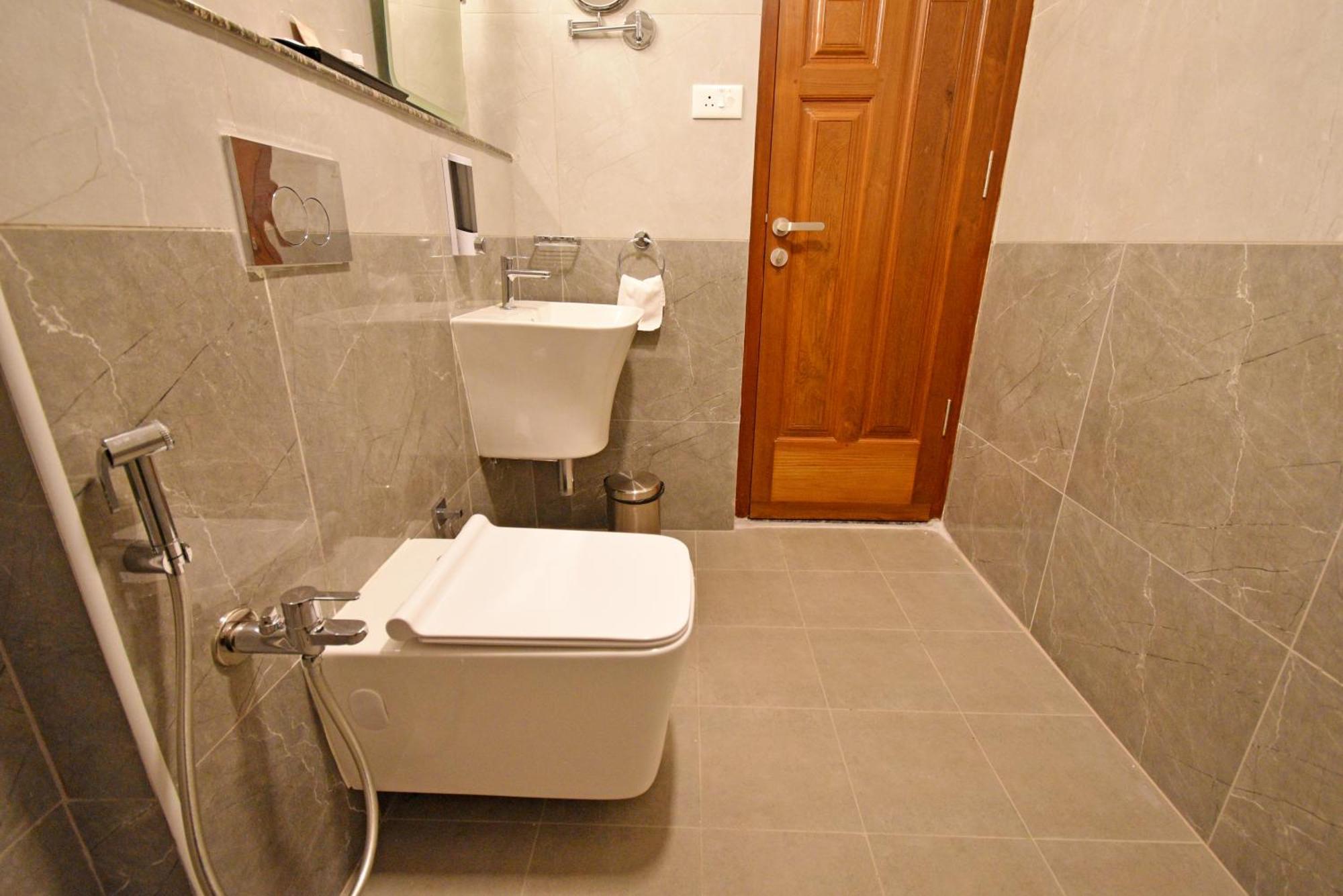 Le Colonial Suites Puducherry Buitenkant foto