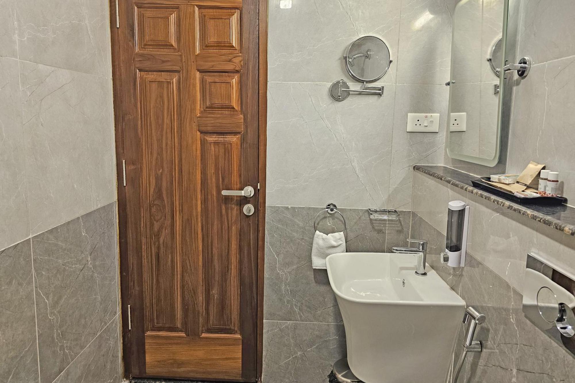 Le Colonial Suites Puducherry Buitenkant foto