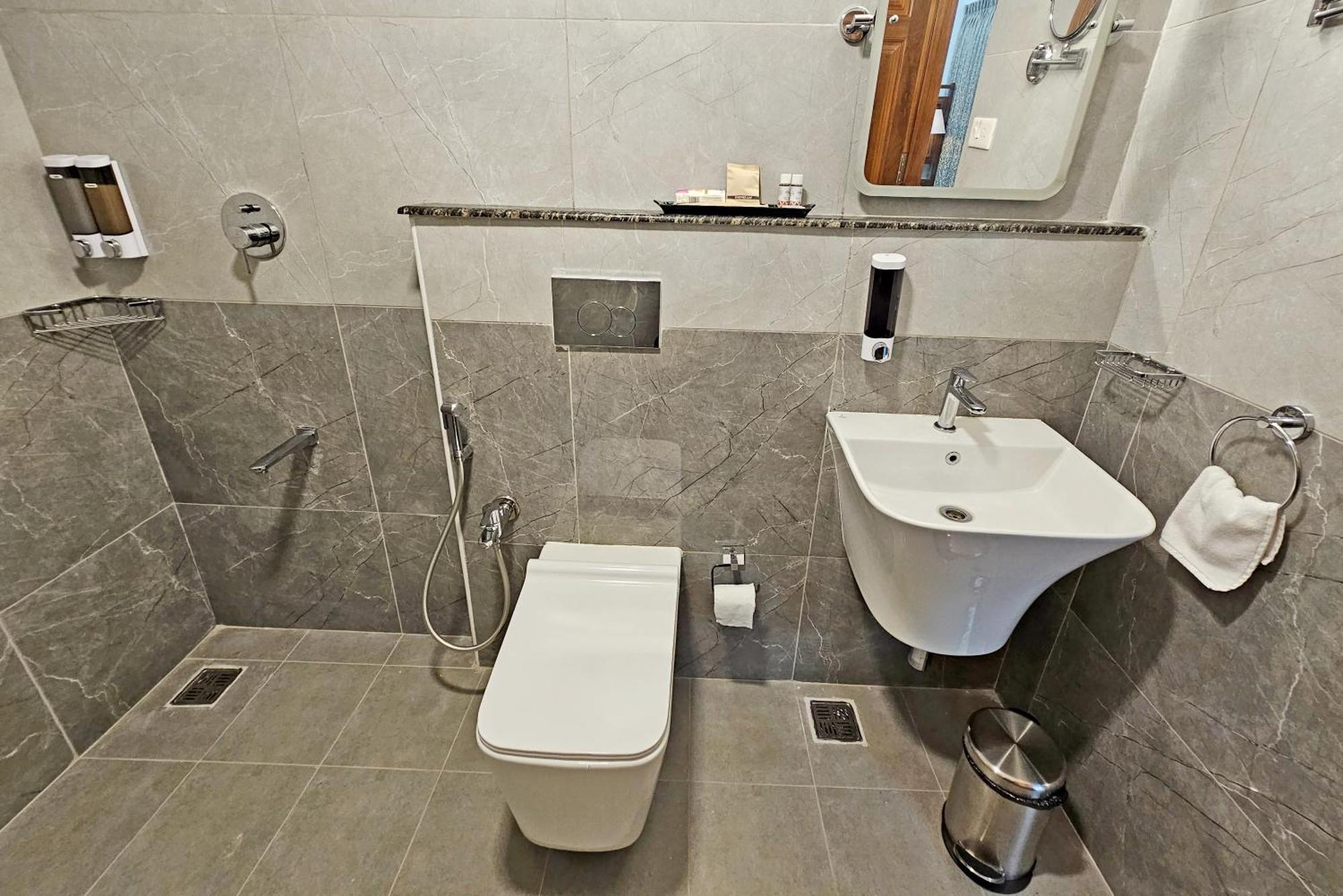 Le Colonial Suites Puducherry Buitenkant foto