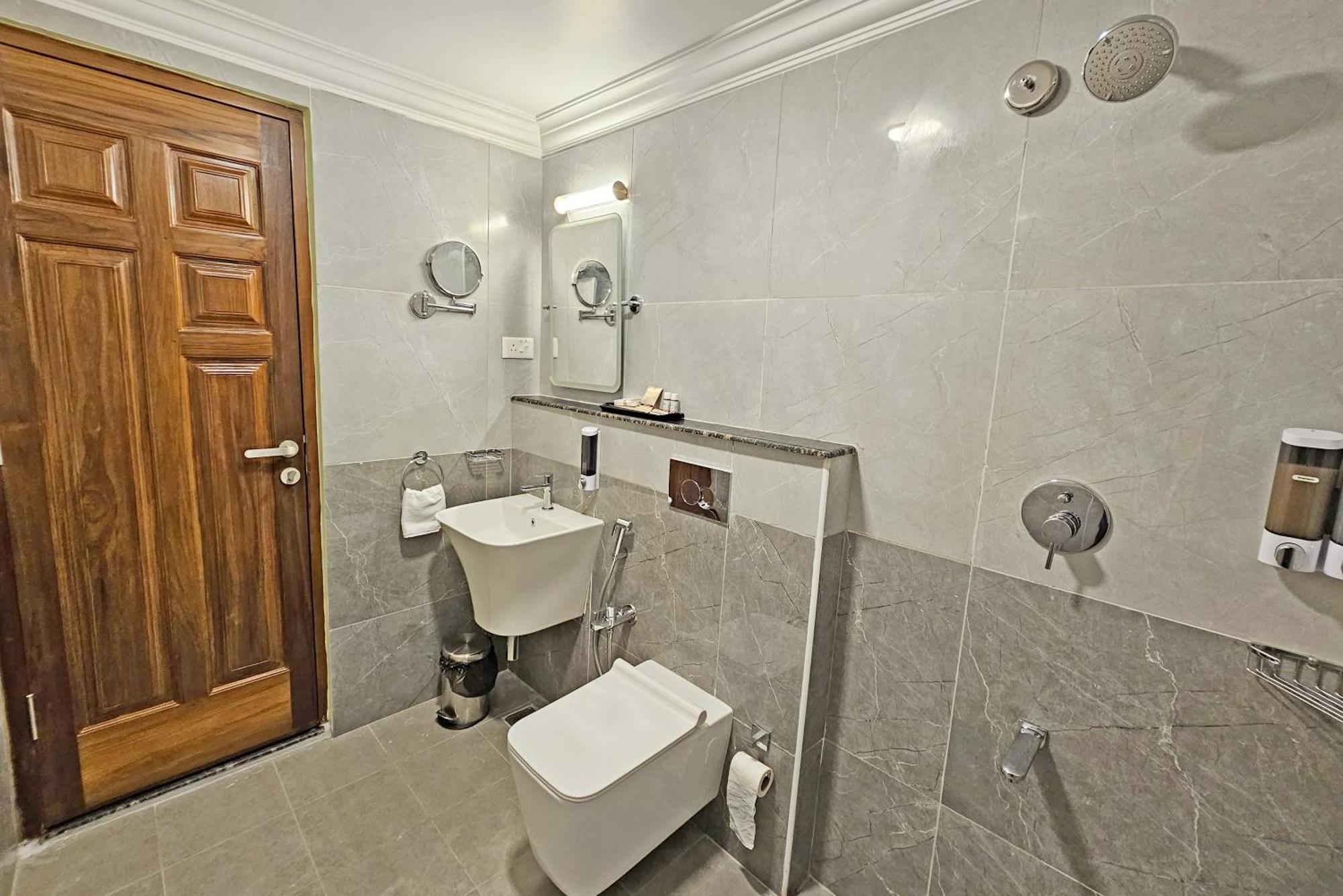 Le Colonial Suites Puducherry Buitenkant foto