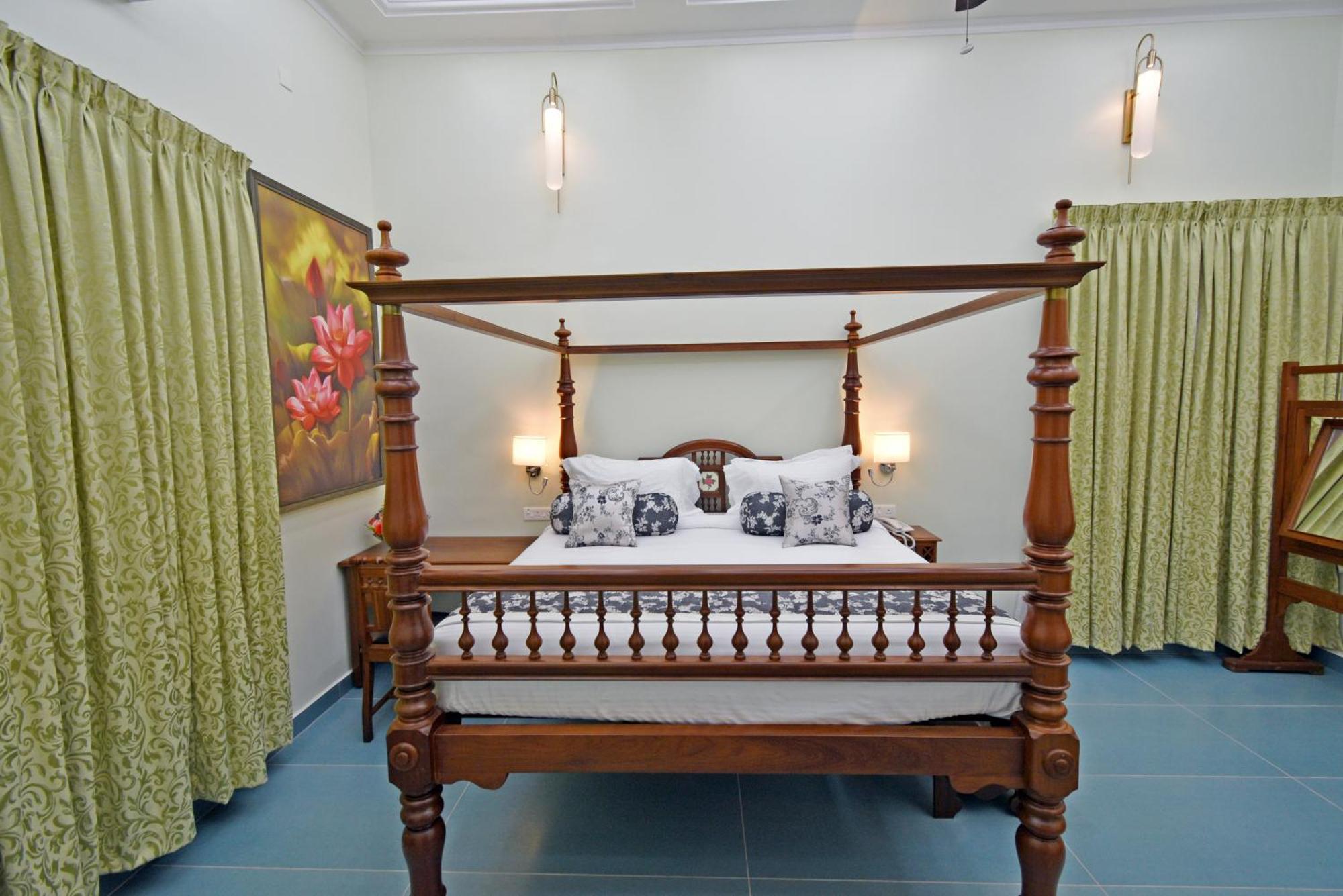 Le Colonial Suites Puducherry Buitenkant foto