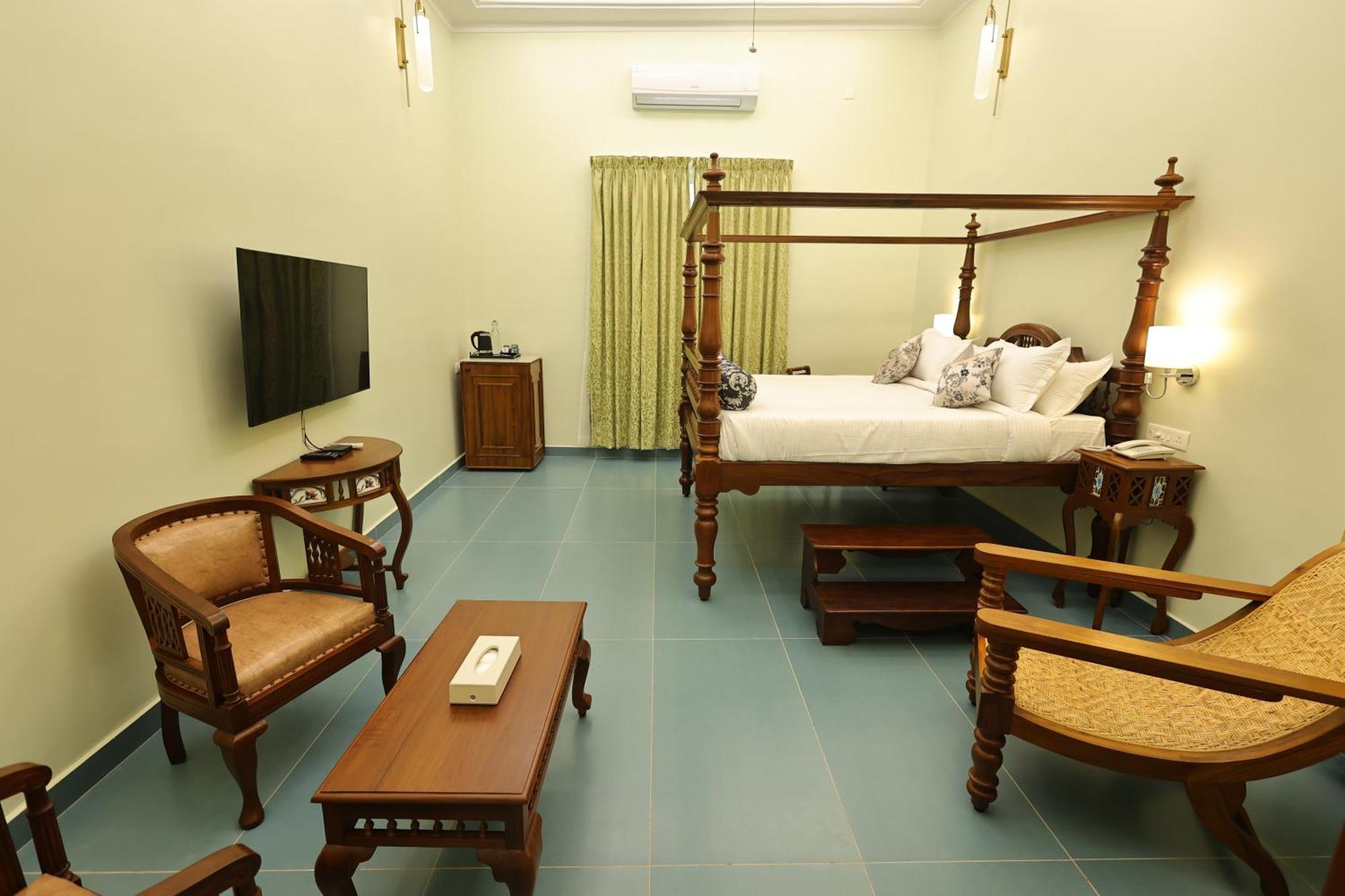 Le Colonial Suites Puducherry Buitenkant foto