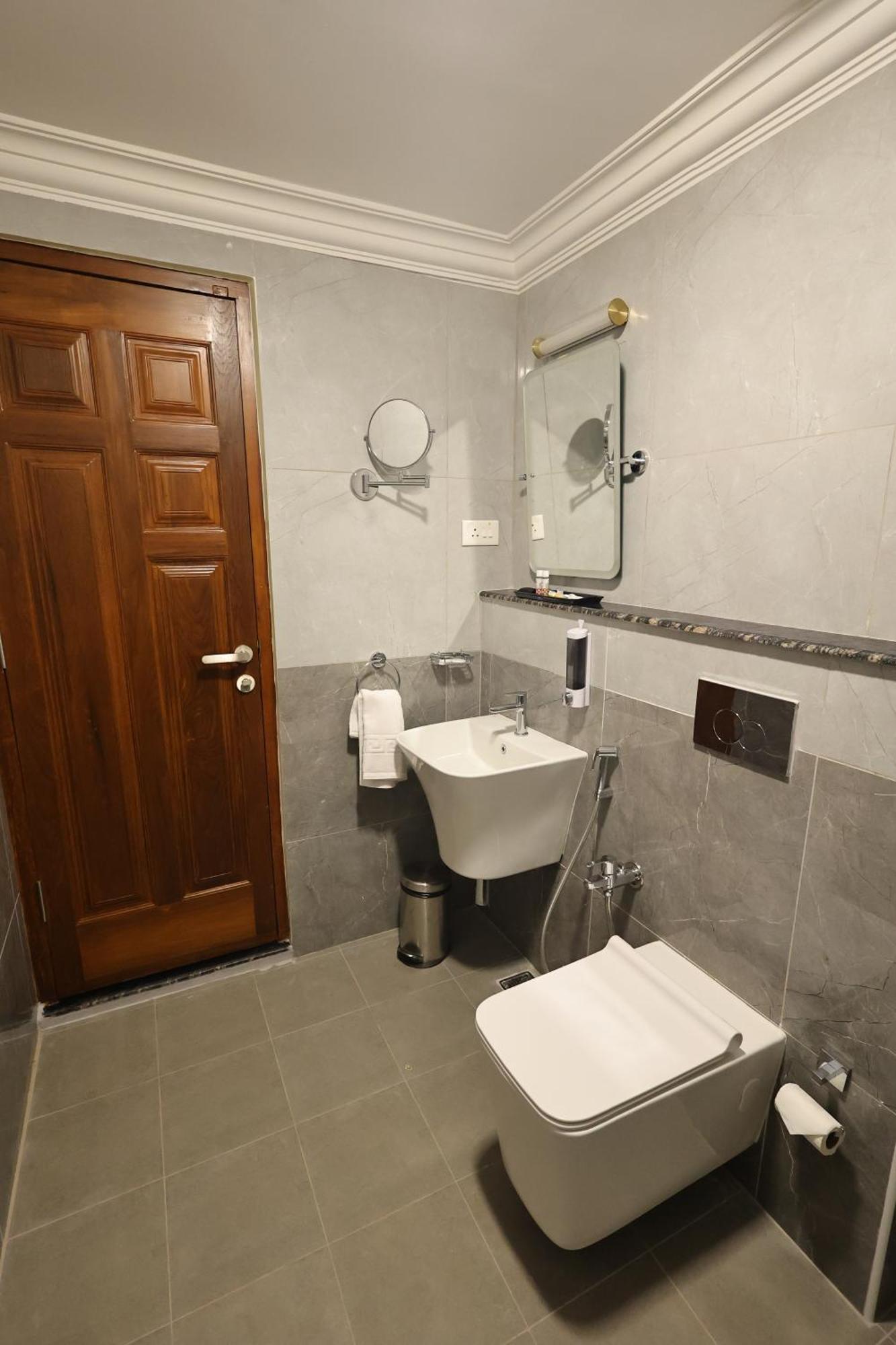 Le Colonial Suites Puducherry Buitenkant foto