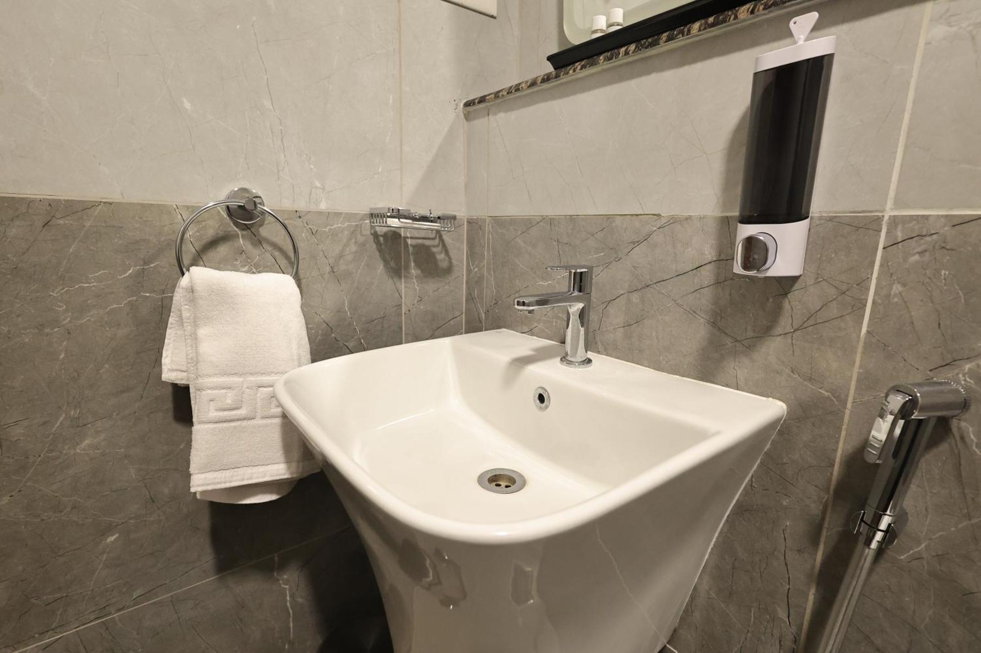 Le Colonial Suites Puducherry Buitenkant foto