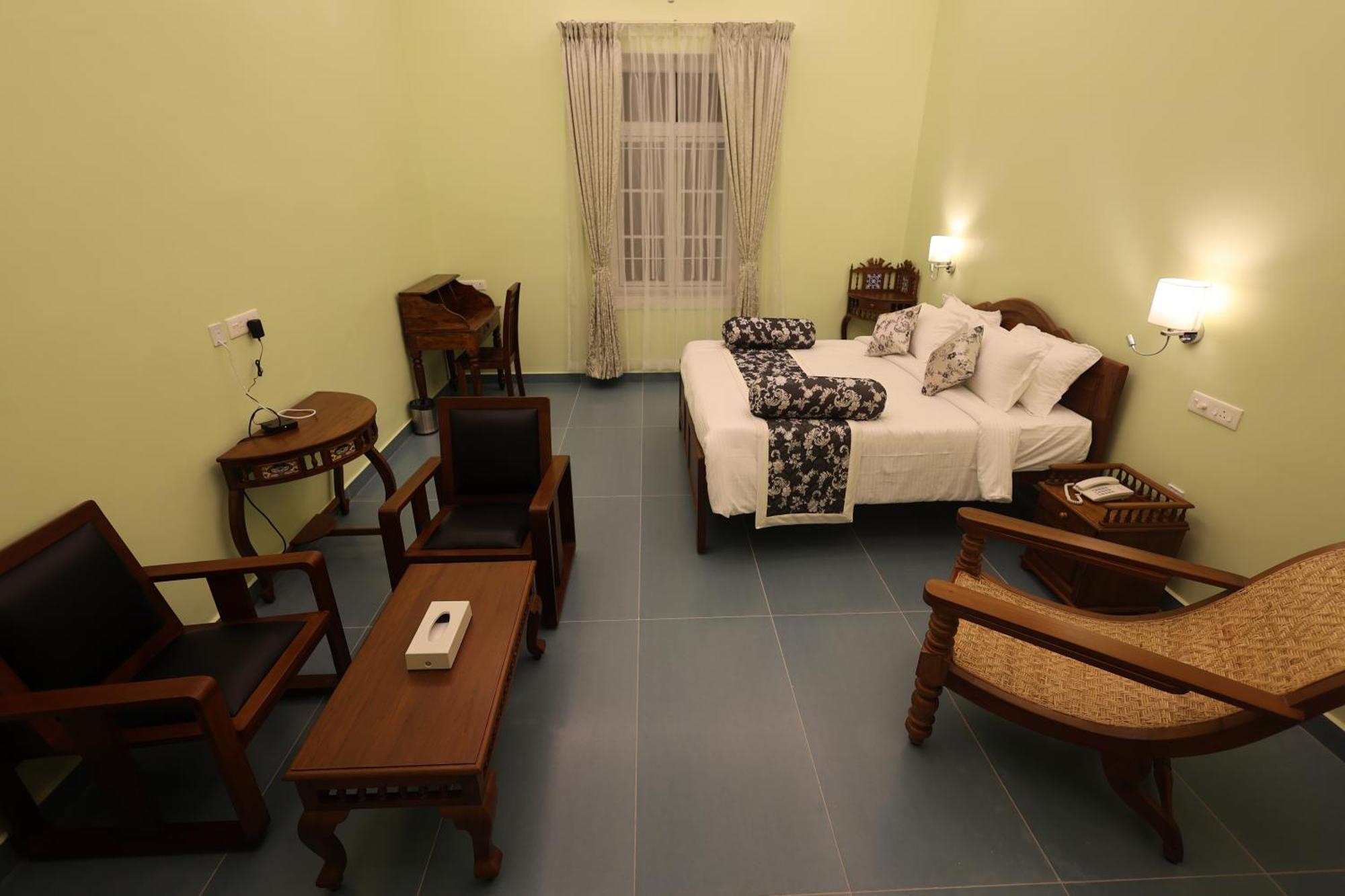 Le Colonial Suites Puducherry Buitenkant foto