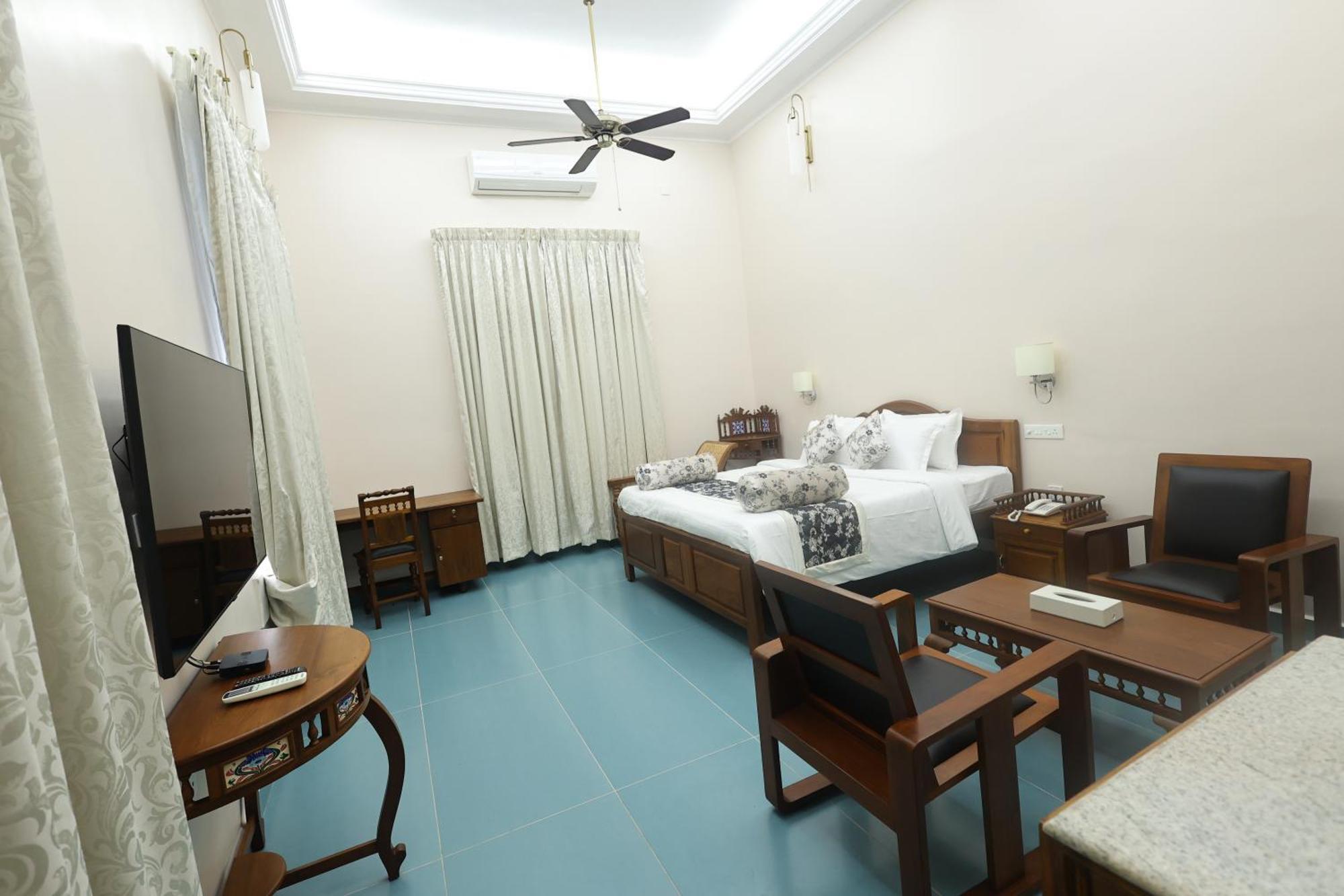 Le Colonial Suites Puducherry Buitenkant foto
