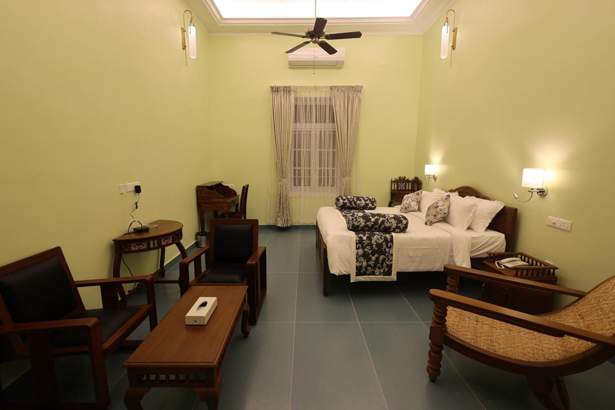 Le Colonial Suites Puducherry Buitenkant foto